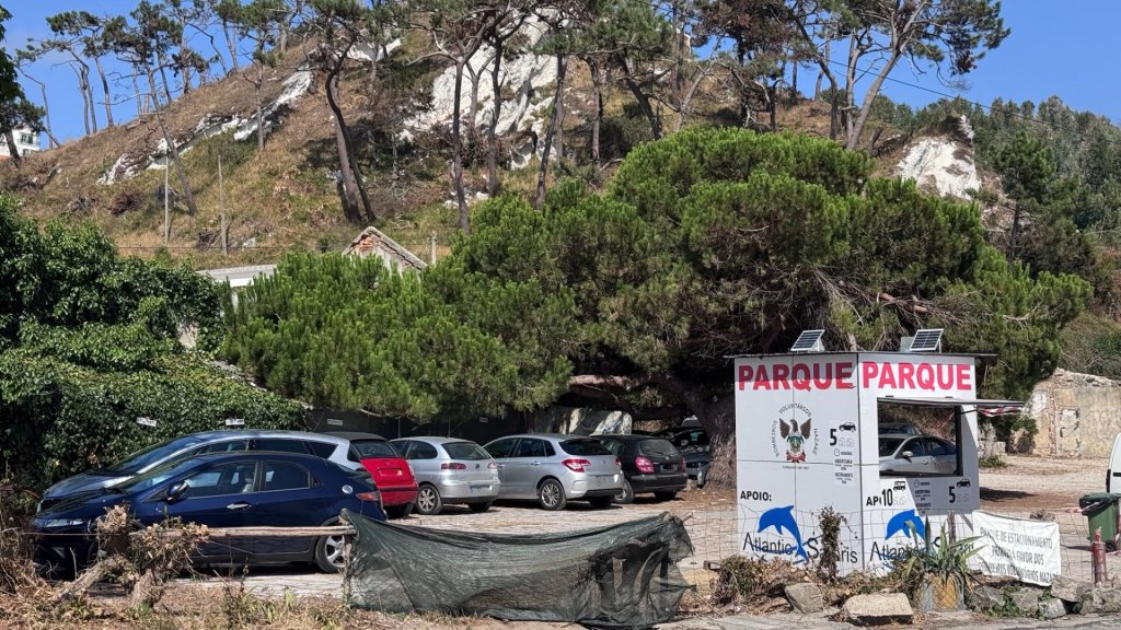 Parking in Nazare near Bombeiros Voluntários.