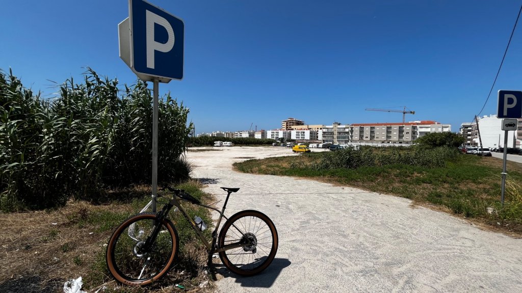 Parking on Rua dos Galeões near N Bar.