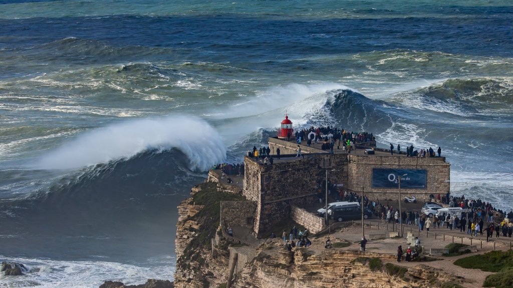 Praia do Norte Big Waves E-Bike Tour from Nazaré.